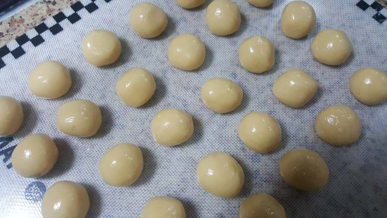椰蓉枸杞月饼,15.饼皮分为23克一个,我做了75克的月饼,饼皮与馅料的比一般是7:3。