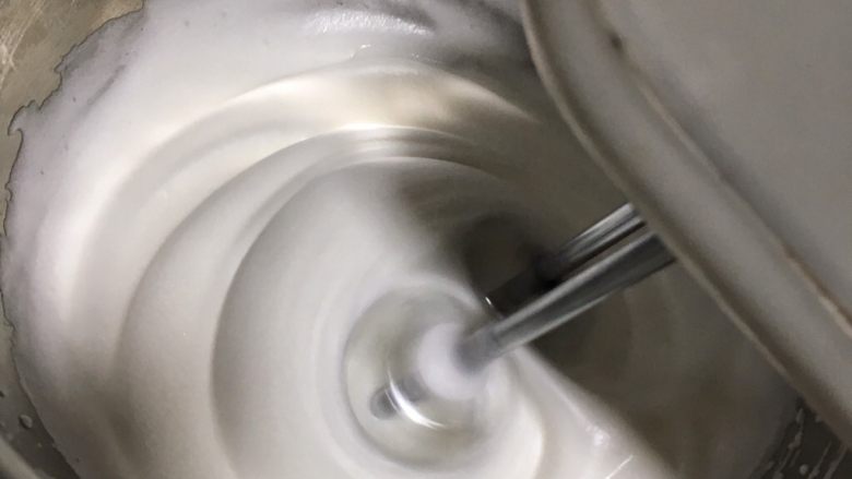 奶香紫薯泥杯子蛋糕,继续打发,砂糖分三至四次加入完