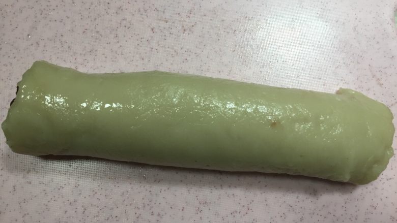 驴打滚,卷成长条,切去两头。
