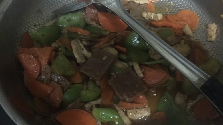 香干彩椒炒肉,放入豆干，豆豉，加少量盐继续翻炒，至汤汁收干