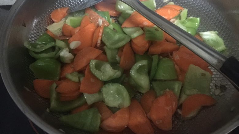 香干彩椒炒肉,放入青椒胡萝卜翻炒，炒至三分熟