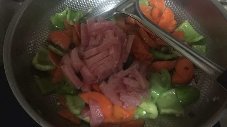 香干彩椒炒肉,放入肉丝翻炒，至八分熟