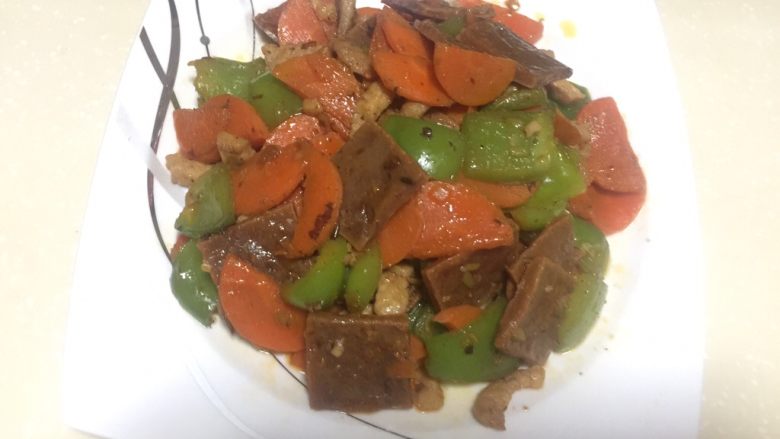 香干彩椒炒肉,淋几滴<a style='color:red;display:inline-block;' href='/shicai/ 847'>香油</a>翻炒，出锅
