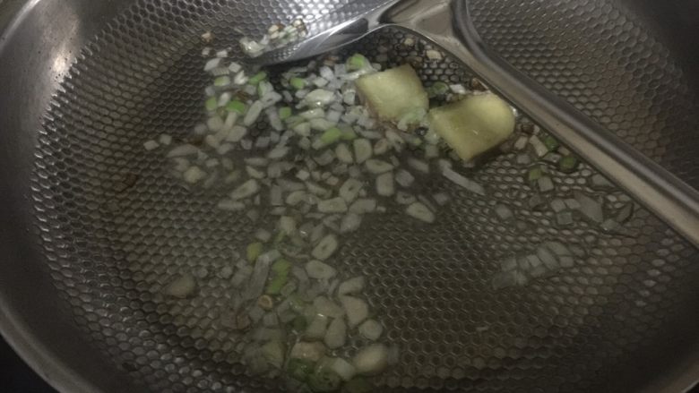 香干彩椒炒肉,放油，七分热放入葱花，蒜末，姜爆香