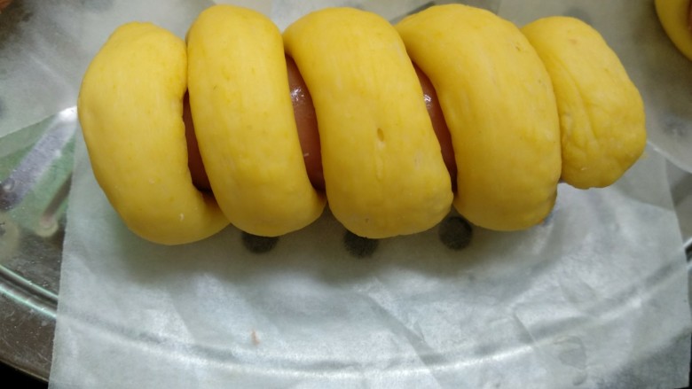 #甜味#火腿南瓜卷,放入锅里醒发20分钟,再冷水入锅水开上汽后转中火蒸15分钟,再焖5分钟即可出锅。
