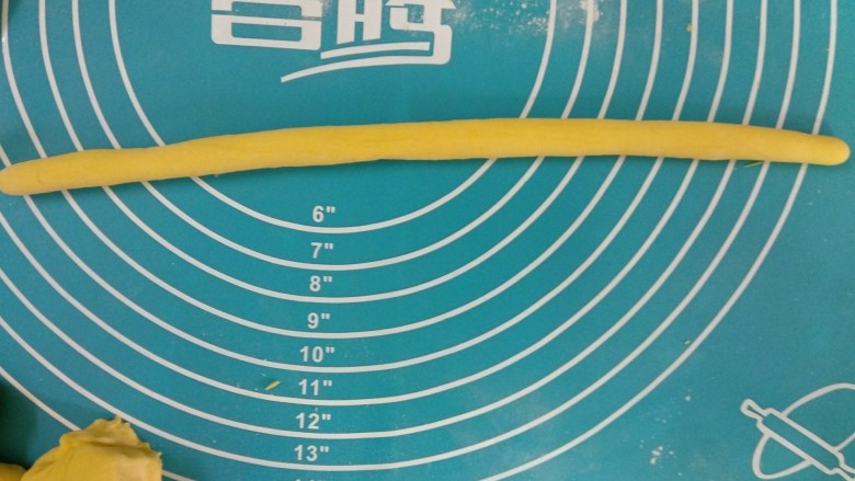 #甜味#火腿南瓜卷,将面团排气分成等量剂子(35克一个),搓成长条状。