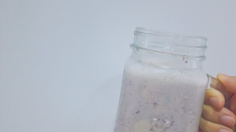 各种酸奶奶昔,蓝莓+🍌+酸奶+蜂蜜
味道酸酸的 有点像乳酸菌饮料哈哈