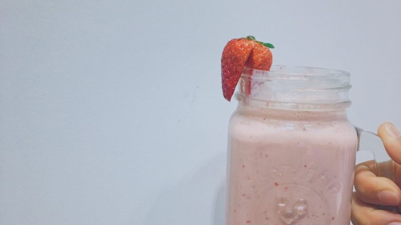 各种酸奶奶昔,🍓+🍌+酸奶
这个颜色很少女有没有有没有 味道也不错 大概用了六七颗草莓 建议草莓香蕉放熟一点甜一点的 如果有点酸可以加点蜂蜜