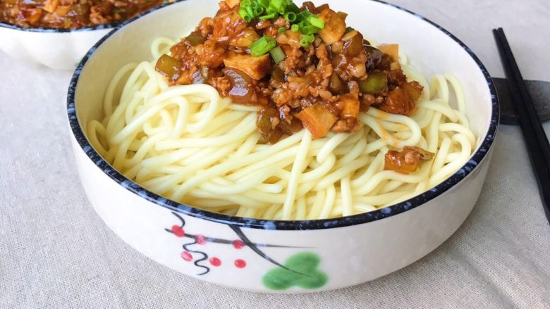 酱盖面,把酱淋到面里,哇......是不是很有食欲啊