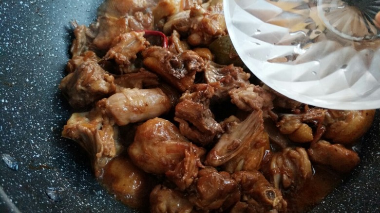 节气美食―霜降酱焖鸭,倒入清水没过鸭肉,小火炖40分钟,收汁即可