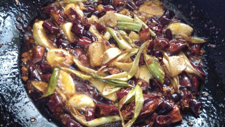 鸡腿烧板栗,翻炒几秒,让所有佐料暴香。