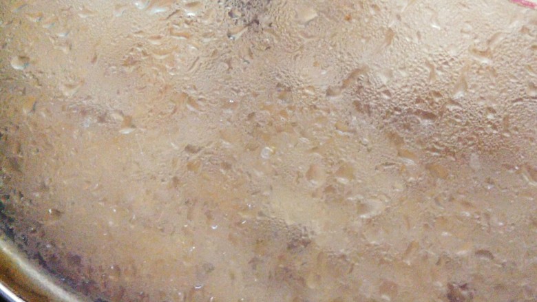 鸡腿烧板栗,加入一听<a style='color:red;display:inline-block;' href='/shicai/ 897'>啤酒</a>,盖上锅盖,小火焖煮15分钟,中间需要翻搅一两次。