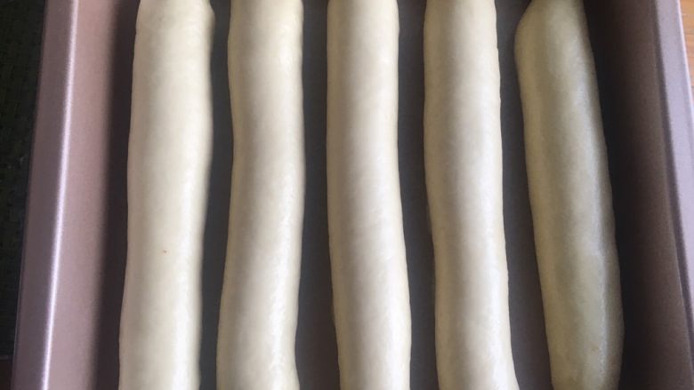 中种炼乳排包,分别卷好码在烤盘里