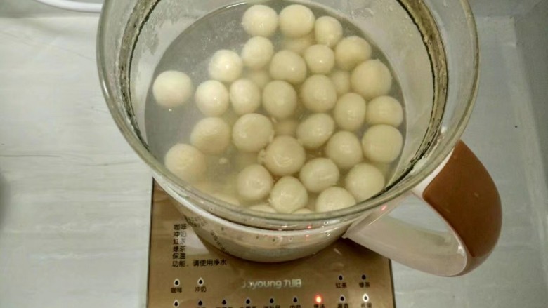 #甜食#水果圆子,养生壶注入1000毫升清水,按功能键选择煲汤功能。待水开放入小圆子,煮至小圆子浮出水面,加入40克白糖搅匀即可。