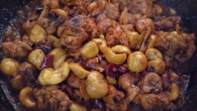 鸡腿烧板栗,卤汤渐渐变成金黄色油汁,菜肴散发出浓浓香气,关火。