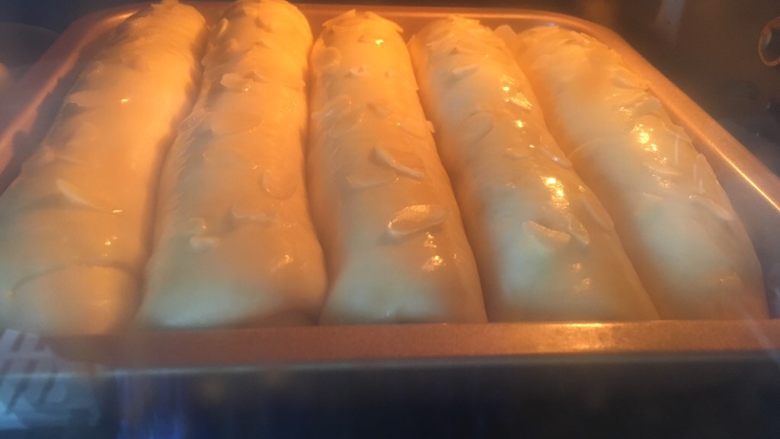 中种炼乳排包,烤箱预热180度,烤约25分钟,看上色勤快加盖锡纸