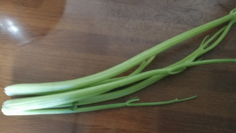 全芹菜猪肉馅饺子,芹菜的叶摘掉,装到另外一个盆里备用。