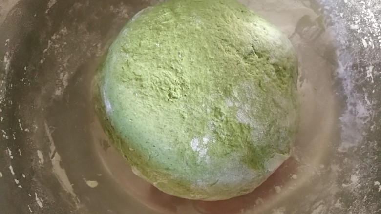 全芹菜猪肉馅饺子,最后揉成面团,放一边醒一会儿。