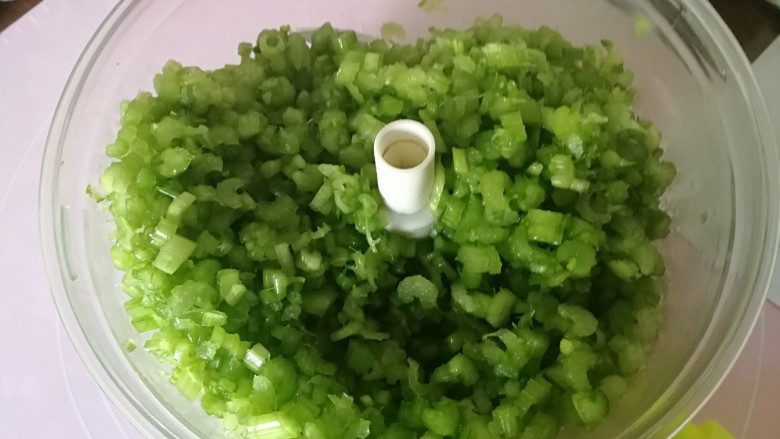 全芹菜猪肉馅饺子,我很懒,所以把腌好的芹菜。放到搅碎器里。