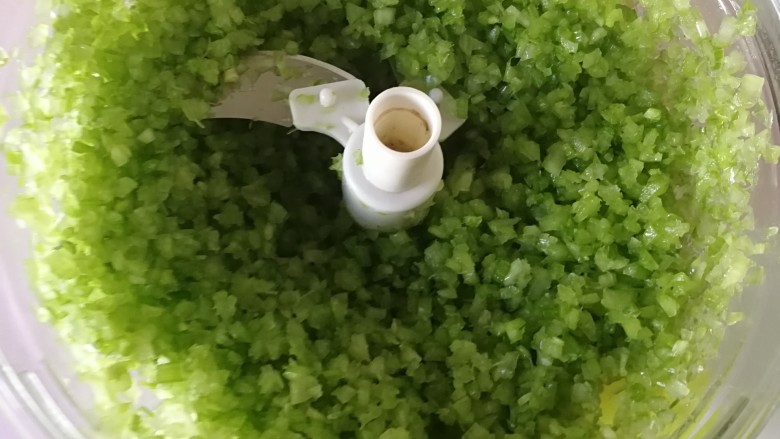 全芹菜猪肉馅饺子,转几下就成这样了,很快吧。