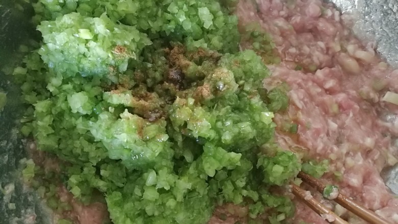 全芹菜猪肉馅饺子,再加入攒干水的芹菜,<a style='color:red;display:inline-block;' href='/shicai/ 720'>胡椒粉</a>,半小碗熟豆油。