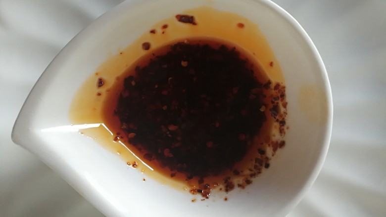 全芹菜猪肉馅饺子,蘸料有辣椒油,醋,酱油,香油,按自己的口味放。