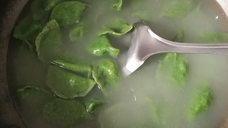 全芹菜猪肉馅饺子,水大开,饺子开始入锅,用铲刀轻轻翻动。