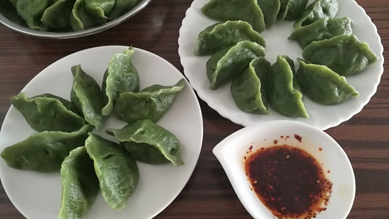 全芹菜猪肉馅饺子,饺子装盘喽！