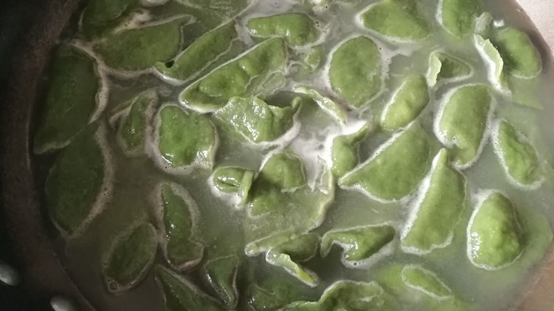 全芹菜猪肉馅饺子,每烧开一次,加些凉水。水烧三开后饺子浮在上面。膨胀起来,就熟了。