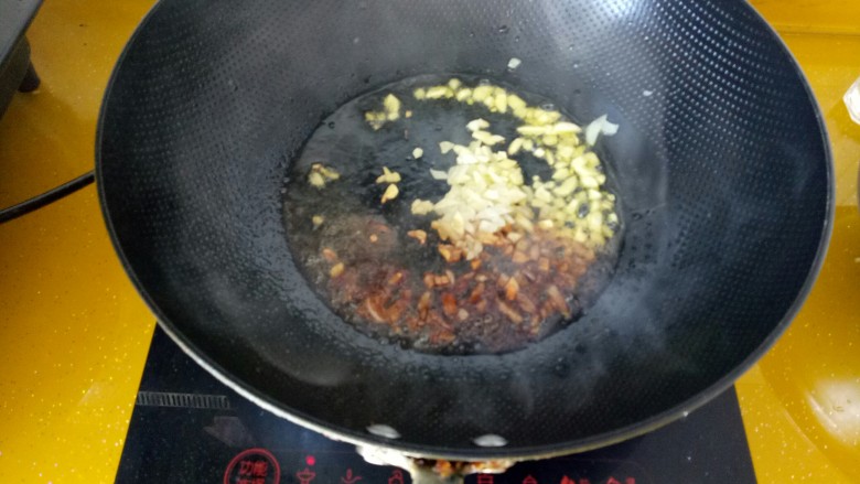 早餐+春饼卷土豆丝,锅中放适量豆油,油温到7分时,放入葱姜蒜、<a style='color:red;display:inline-block;' href='/shicai/ 692'>酱油</a>、耗油煸炒。