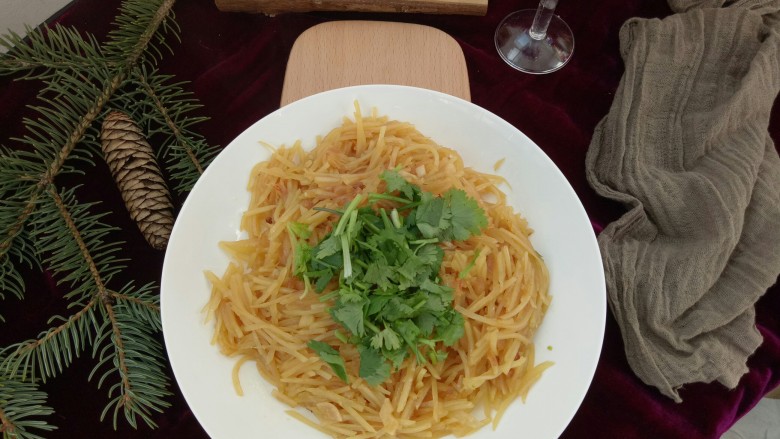 早餐+春饼卷土豆丝,土豆丝完成了。