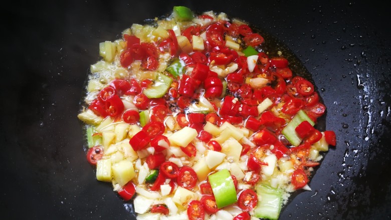 香辣干锅田鸡,锅里多倒些油,一次性倒足。加入生煎<a style='color:red;display:inline-block;' href='/shicai/ 2794'>大蒜</a>和超辣的红辣椒一起中小火爆香。