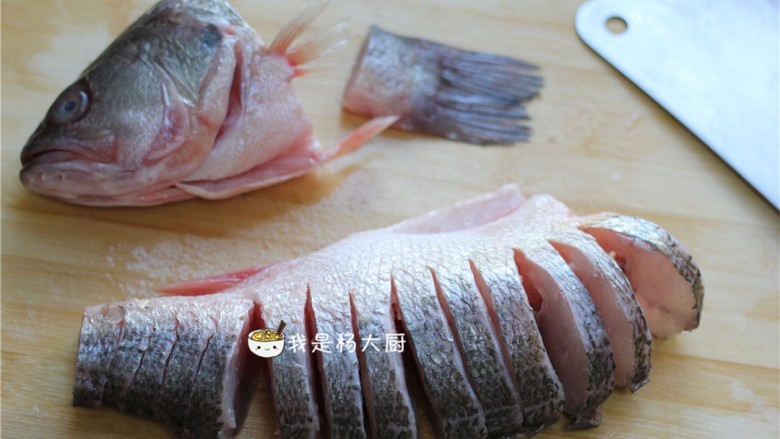 孔雀开屏鱼,从腹部到背部均匀地切条,看着复杂其实简单,刀锋利一些非常好切