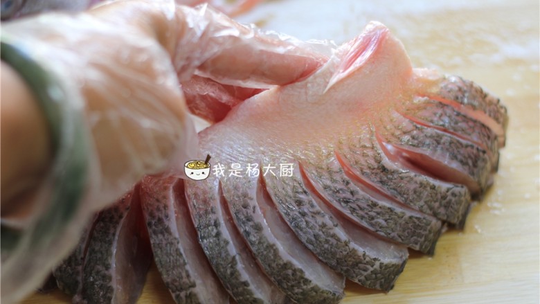 孔雀开屏鱼,用料酒在鱼肚鱼片缝隙均匀涂抹,腌制一小会儿