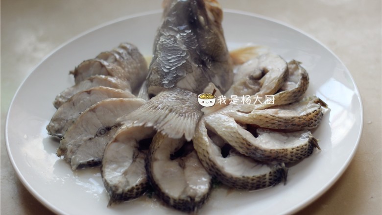 孔雀开屏鱼,鱼蒸好后取出,倒出盘中多余的水