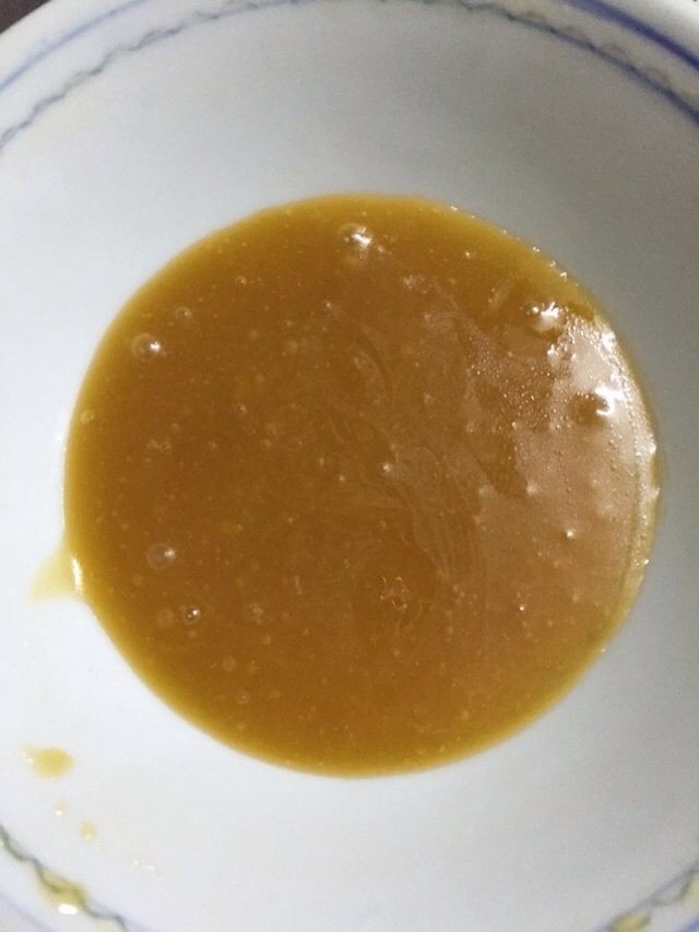 桑葚脆皮冰淇淋,一开始油是分离的,不断搅拌使油和糖融合,然后冷却备用,一定要冷却,否则和鸡蛋混合会消泡。用黄糖是为了颜色好看,也可用其它糖。