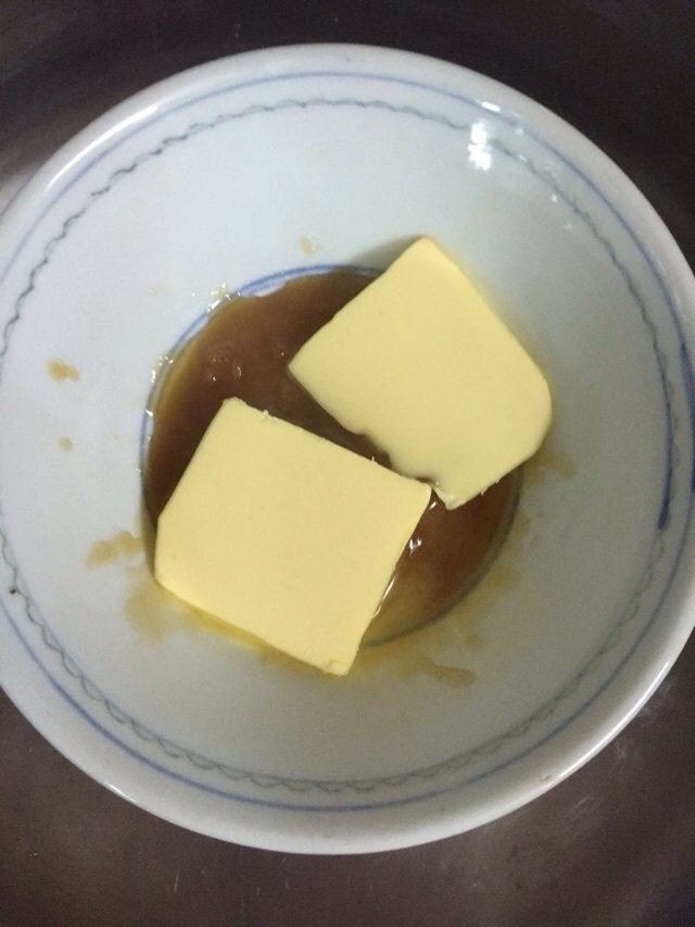 桑葚脆皮冰淇淋,制作脆皮蛋筒
如果是片状黄糖,将它擦碎,加黄油隔水融化