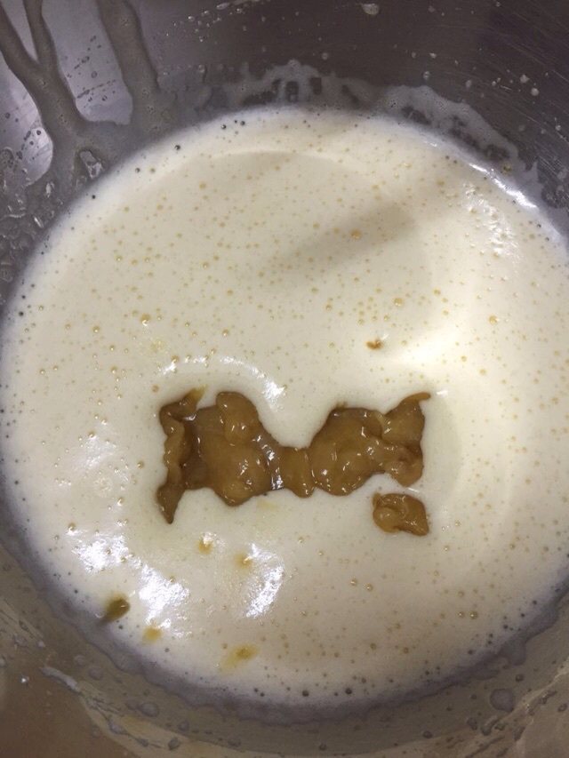 桑葚脆皮冰淇淋,黄糖黄油倒入打发的鸡蛋里,低速打匀