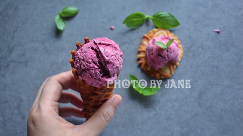 桑葚脆皮冰淇淋,趁热卷起来,每做好一个就熄火,放入面糊盖上后再开火,否则容易焦
