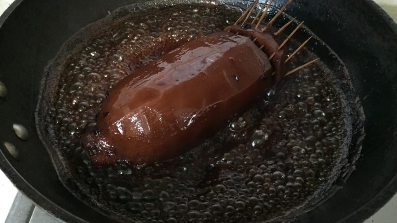 紫米糖藕,莲藕取出放入锅中,加入高压锅中的糖水,大火烧开汁水浓稠时关火。