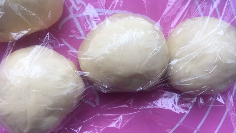 罗宋包,然后分割成70克左右的小团,盖保鲜膜醒发15分钟