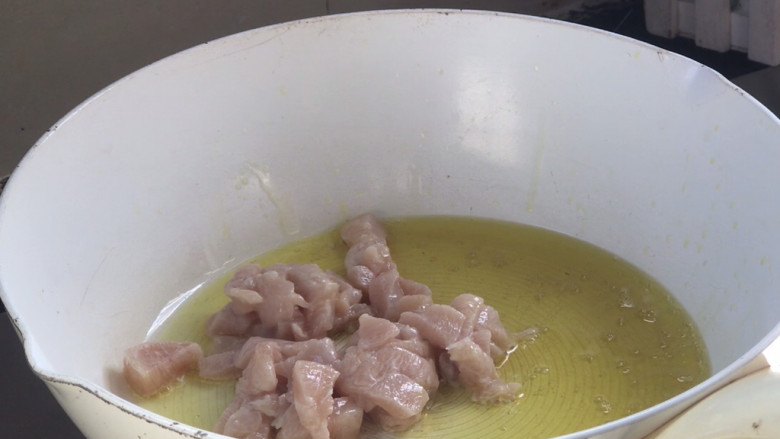 杏鲍菇炒鸡丁,再起锅热油,放入鸡胸肉