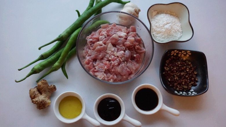 尖椒兔,提前准备好所有原材料
叨叨叨:兔肉记得选新鲜兔肉,这样兔肉才不会水分流失,新鲜的兔肉肌肉组织紧实,有光泽,用手按压出现的凹洞能快速弹回;新鲜的二荆条辣椒不仅不太辣,而且香味浓郁,最适合快炒