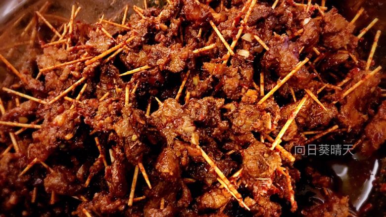 超级好吃的牙签牛肉~根本停不下来!,下牛肉翻拌均匀即可。