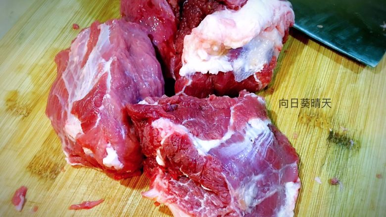 超级好吃的牙签牛肉~根本停不下来!,<a style='color:red;display:inline-block;' href='/shicai/ 216'>牛肉</a>切片。牙签用沸水煮过备用。