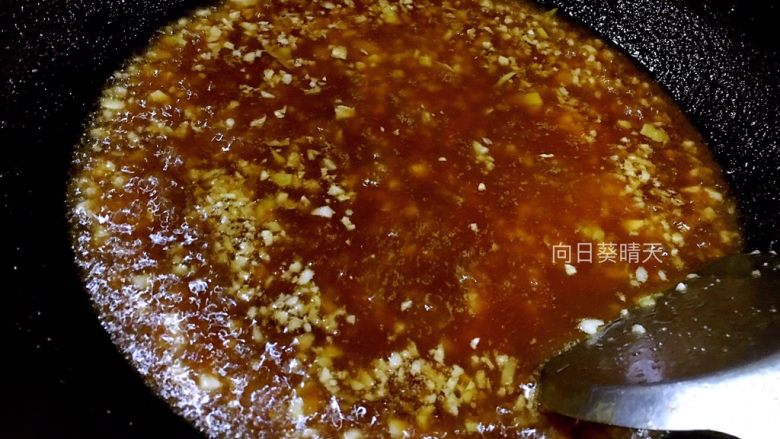超级好吃的牙签牛肉~根本停不下来!,用炸完牛肉的油做酱料:油烧热,下蒜末、姜末炒香。