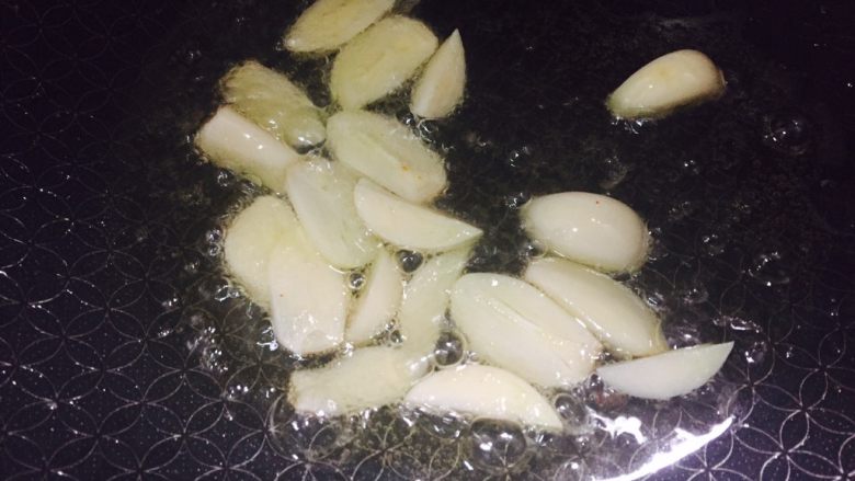 辣白菜五花肉辣焖米粉,热锅凉油,等油热了放入蒜粒爆香出蒜味!
