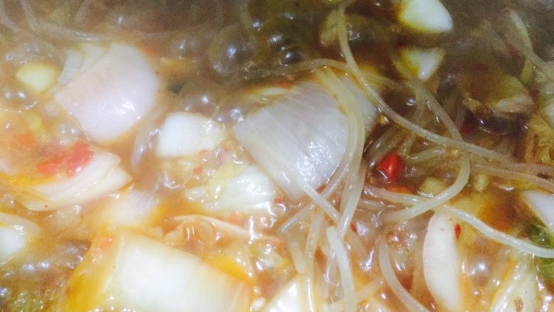 辣白菜五花肉辣焖米粉,调味好后,开中小火,盖上盖子焖煮20分钟!