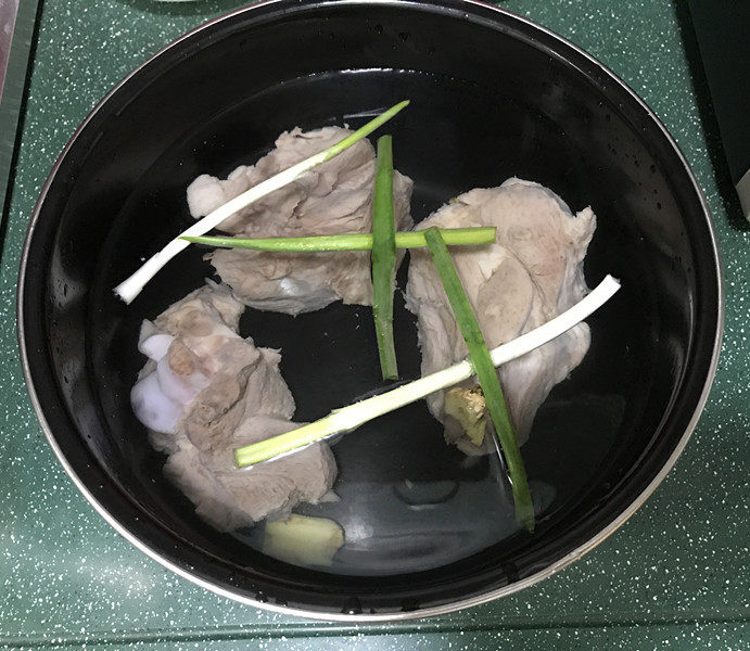 #一碗汤#冬瓜海带筒骨汤,将焯好的筒骨洗净后,与葱姜、清水一起放入锅中