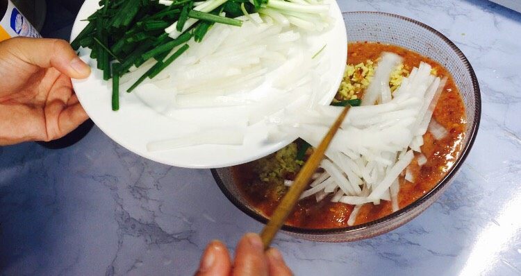 韩式辣白菜(辣酱调制),加入切丝的<a style='color:red;display:inline-block;' href='/shicai/ 26'>白萝卜</a>,切段的葱,可用韭菜替代!